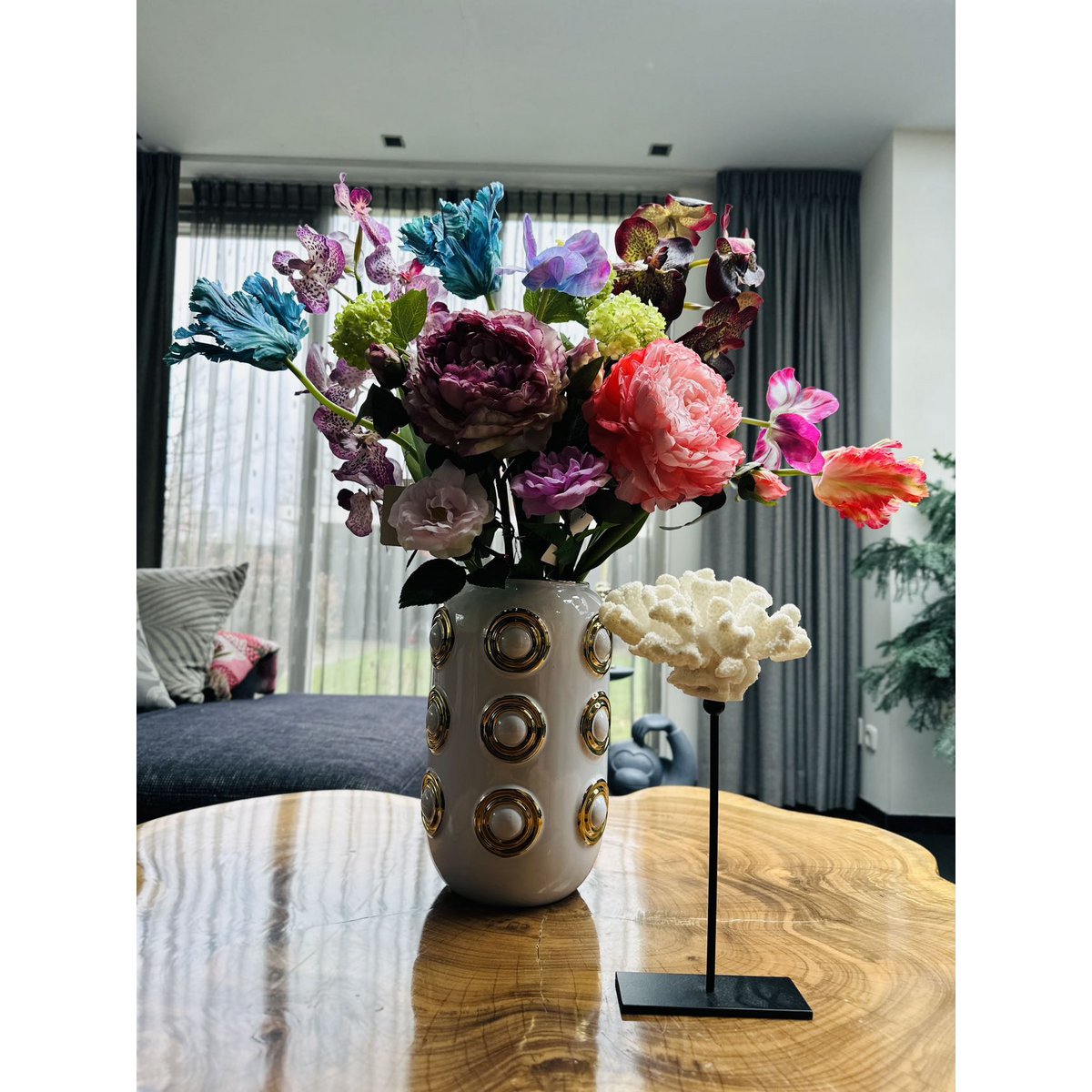 Vaas met bloemen en prachtige koraalornamenten. Combinatie. Afmeting: Inclusief vaas en bloemenH75*W58