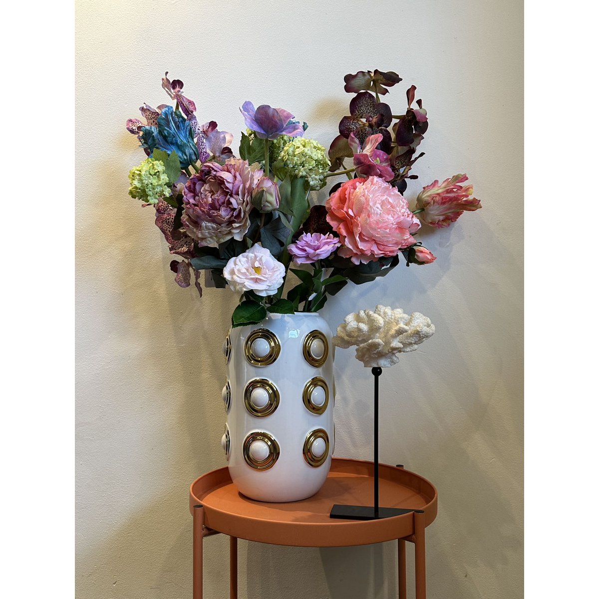 Vaas met bloemen en prachtige koraalornamenten. Combinatie. Afmeting: Inclusief vaas en bloemenH75*W58
