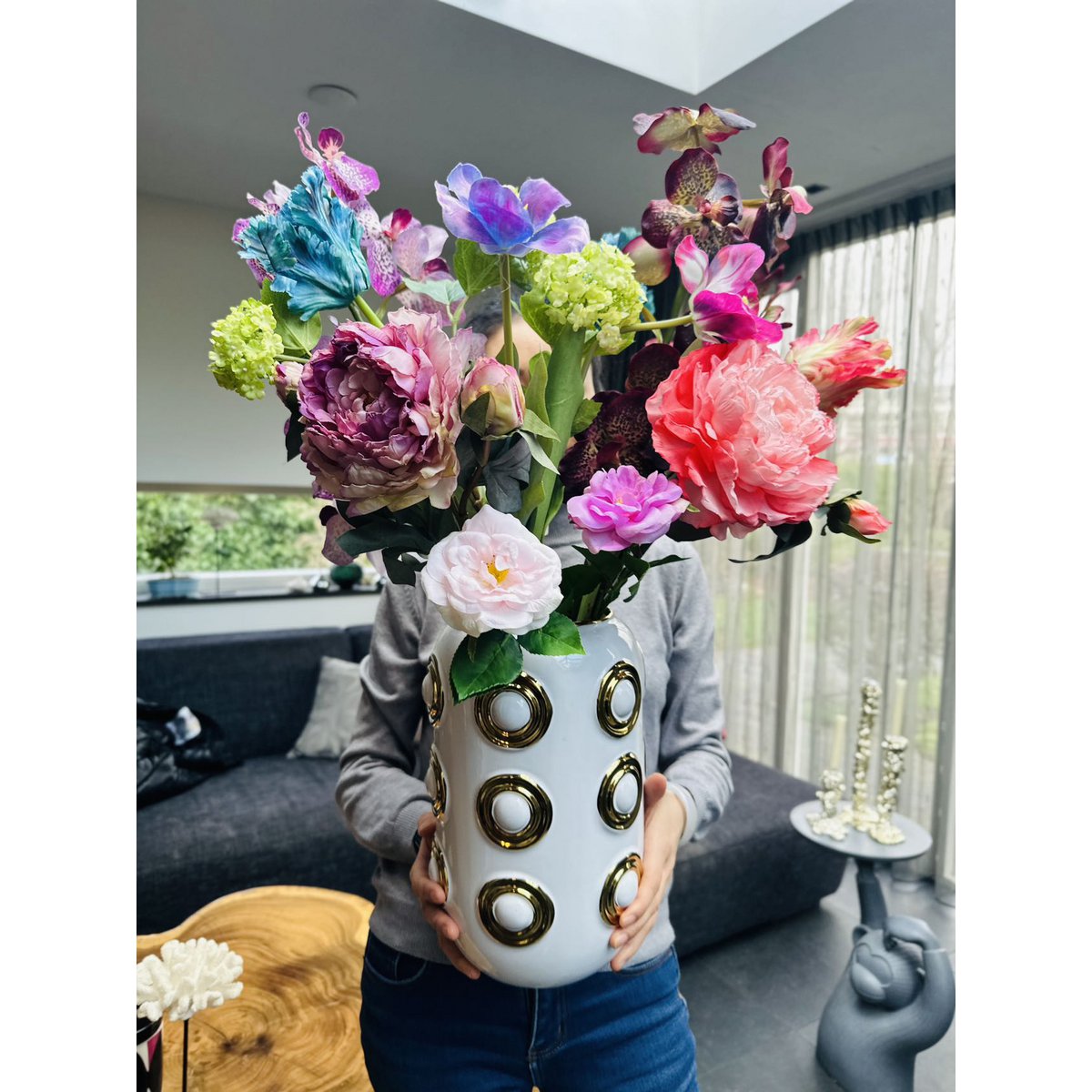 Vaas met bloemen en prachtige koraalornamenten. Combinatie. Afmeting: Inclusief vaas en bloemenH75*W58