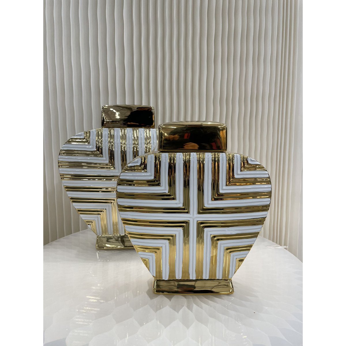 Prachtige op goud en witte kunstdecor geïnspireerde pot, gebeeldhouwd in porselein en met de hand beschilderd in metallic goud.