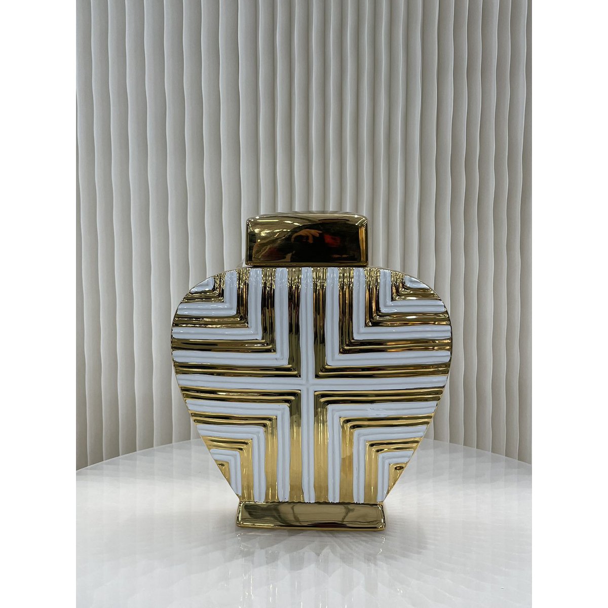 Prachtige op goud en witte kunstdecor geïnspireerde pot, gebeeldhouwd in porselein en met de hand beschilderd in metallic goud.