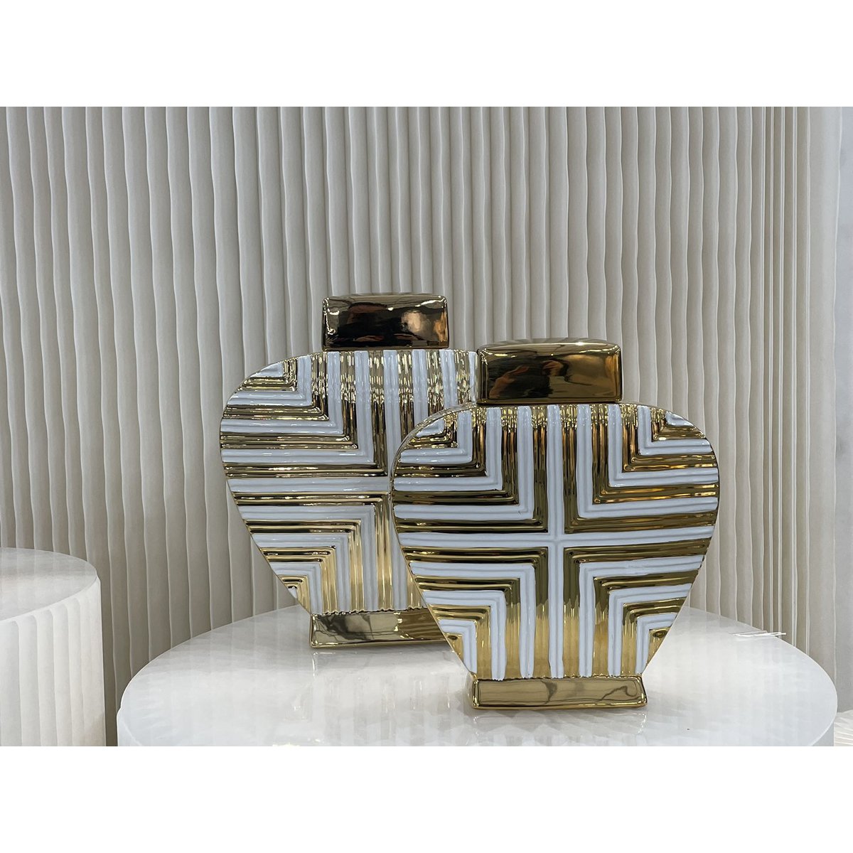Prachtige op goud en witte kunstdecor geïnspireerde pot, gebeeldhouwd in porselein en met de hand beschilderd in metallic goud.