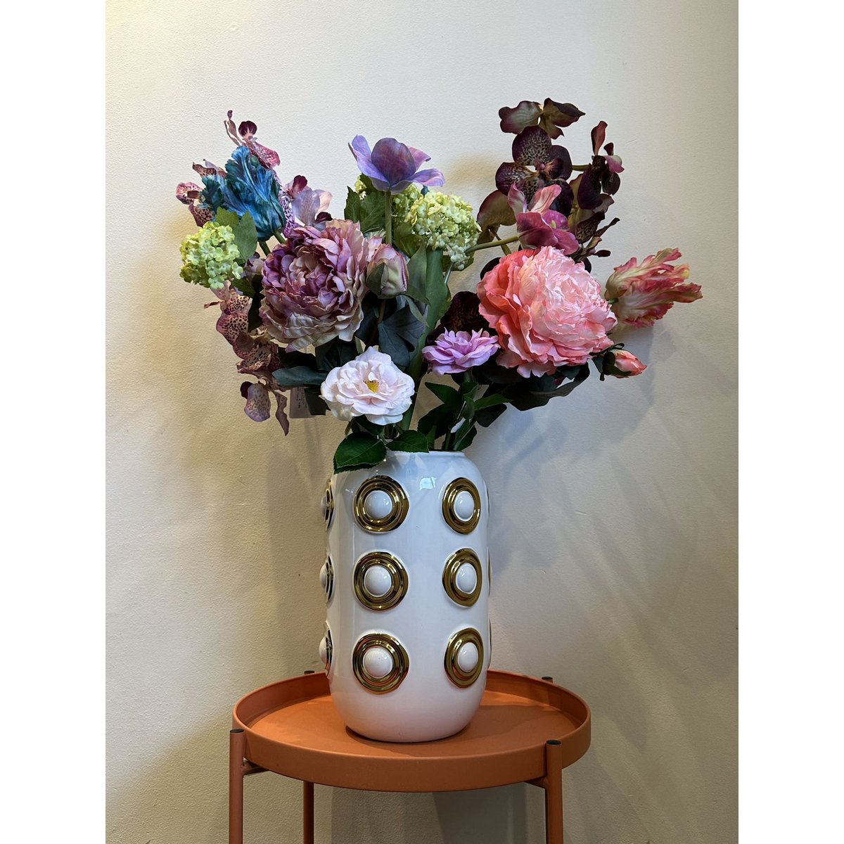 Vaas met bloemen en prachtige koraalornamenten. Combinatie. Afmeting: Inclusief vaas en bloemenH75*W58