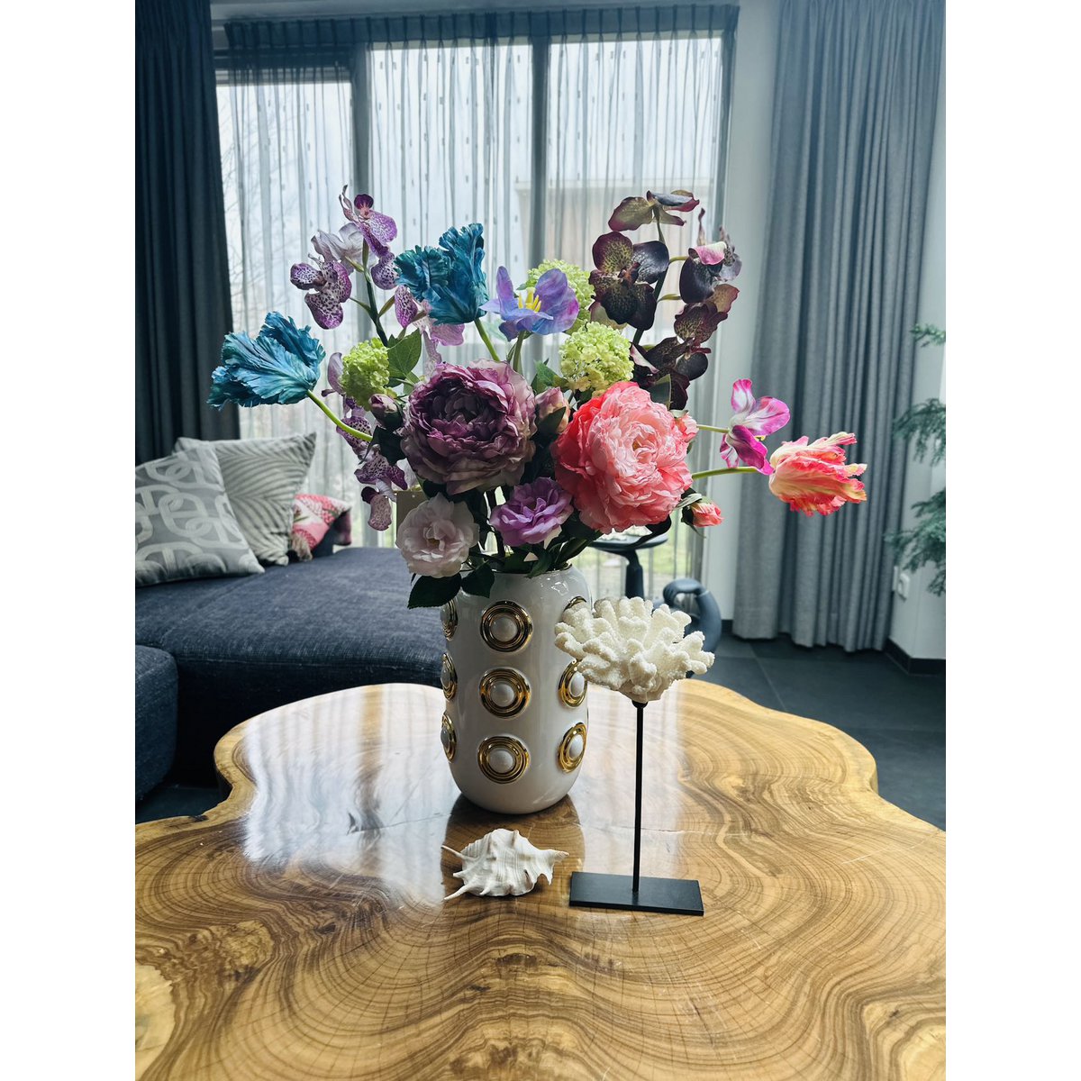 Vaas met bloemen en prachtige koraalornamenten. Combinatie. Afmeting: Inclusief vaas en bloemenH75*W58